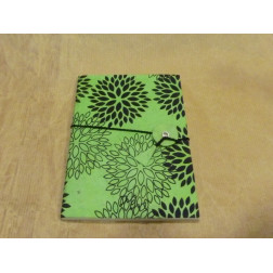 Libreta papel con pétalos de flor