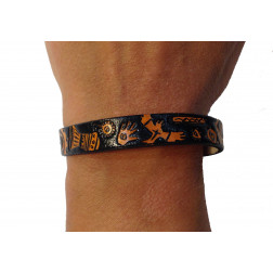 Brazalete cuero negro dibujo naranja