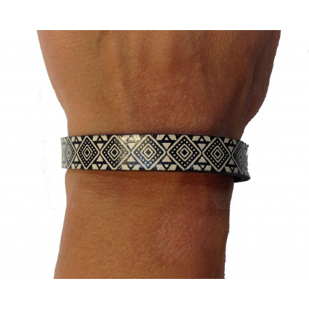 Brazalete de cuero negro con dibujo blanco