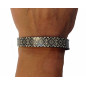 Brazalete de cuero negro con dibujo blanco