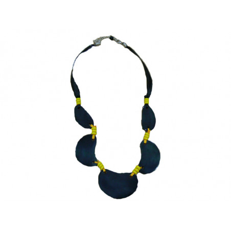 Collar negro con abalorios amarillos