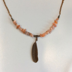 Collar de cuarzo y cobre con pluma rosa