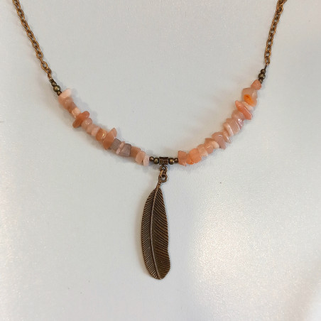 Collar de cuarzo y cobre con pluma rosa