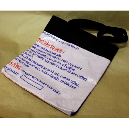 Bolsa de plástico reciclada y de tela con asa.